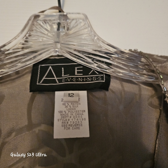 Lovely new evening gown - Picture 4 of 5